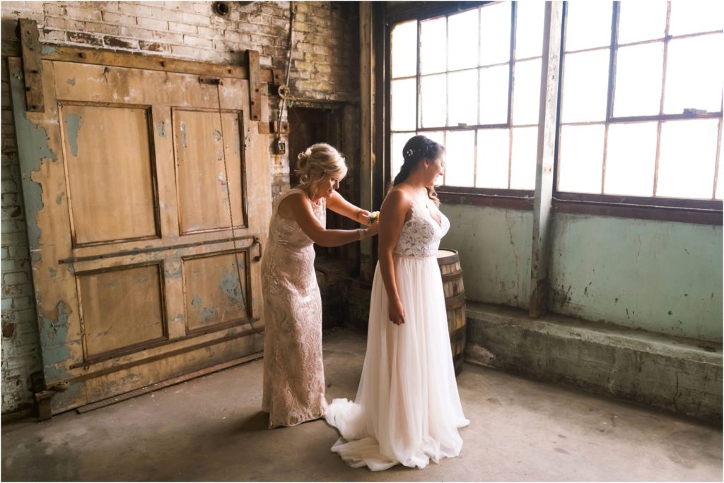Erin Schmidt Photography | Metro Detroit wedding photographer | Whiskey Factory wedding